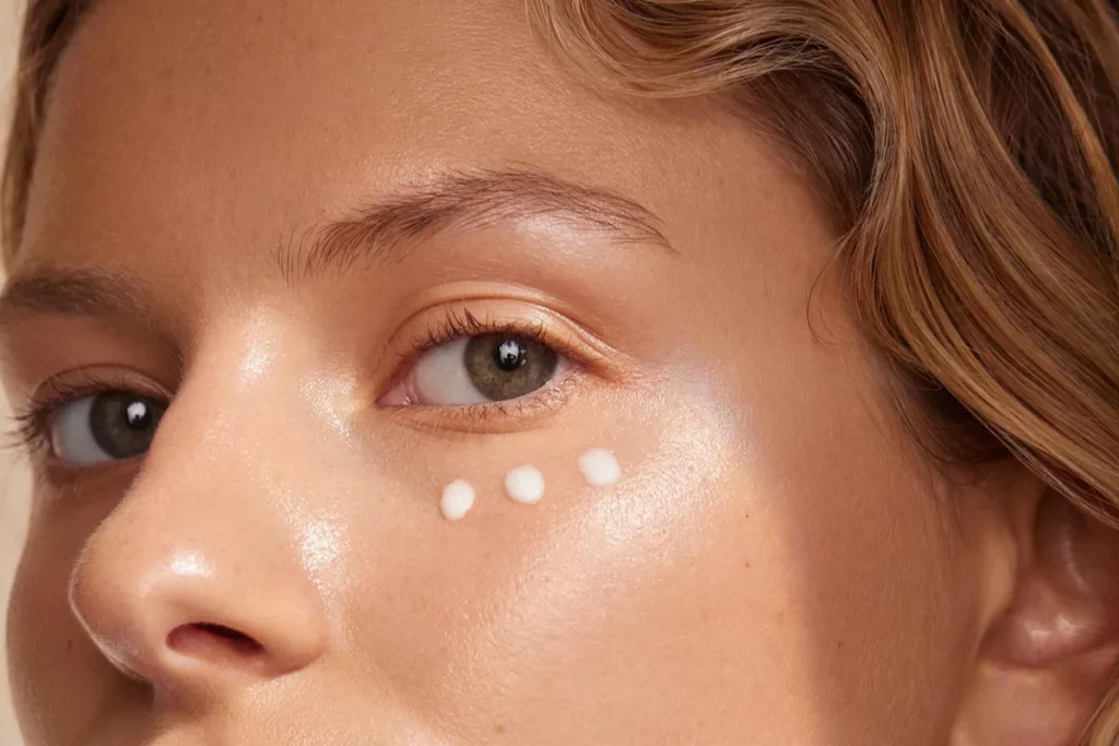 نحوه استفاده از کرم دور چشم چیست؟